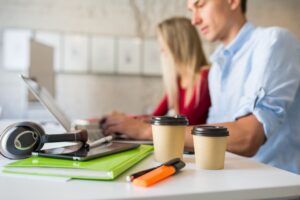 Почему люди пьют кофе — особенно на работе?